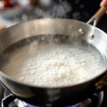 Zucchero e acqua in ebollizione in pentola.