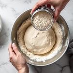 Farina, sale e olio lavorati per formare un impasto liscio.