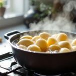 Patate lessate e tagliate a cubetti.