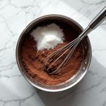 Ingredienti secchi uniti e mescolati per evitare grumi.