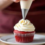 Red Velvet Cupcakes decorati con glassa