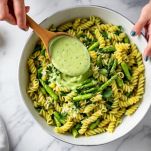 Pasta condita con crema di asparagi e maggiorana.