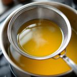Filtraggio del brodo per la stracciatella