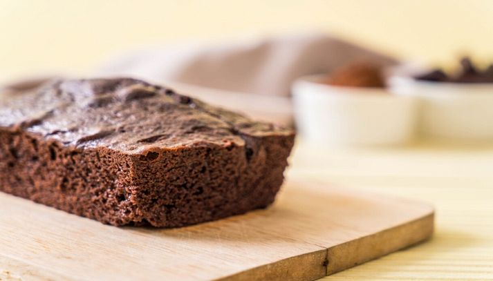 torta di brownie al cioccolato su sfondo di legno