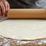 Dischi sottili di impasto stesi sul piano.