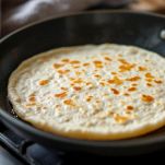 Tortillas dorate in padella antiaderente.