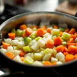 Verdure tritate in soffritto con aglio.