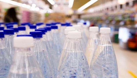 bottiglie di plastica di acqua in un supermercato