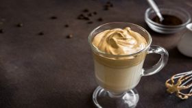 Scoppia la tendenza del caffè dalgona, cremoso e dal gusto caramellato