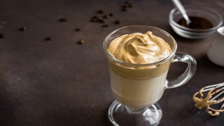 Un caffè cremoso, caramellato e con soli 3 ingredienti: ecco come