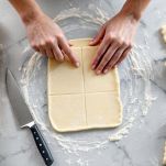 Sfoglia stesa e tagliata in quadrati.