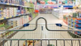 Carrello al supermercato con sfondo sfocato