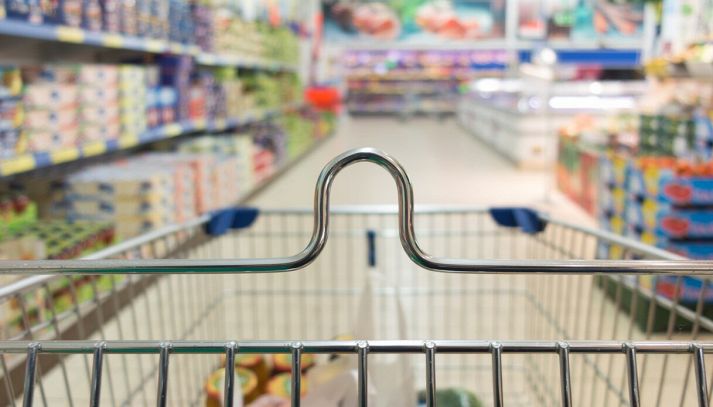 carrello al supermercato con sfondo sfocato