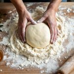Panetto di pasta fresca avvolto in pellicola.