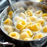 Casoncelli che cuociono in pentola d’acqua.