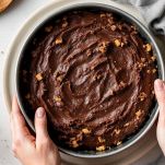 Amaretti tritati con burro e cacao pressati in stampo.