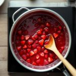 Fragole cotte e frullate in crema liscia.