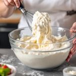 Crema al mascarpone con fragole in ciotola.