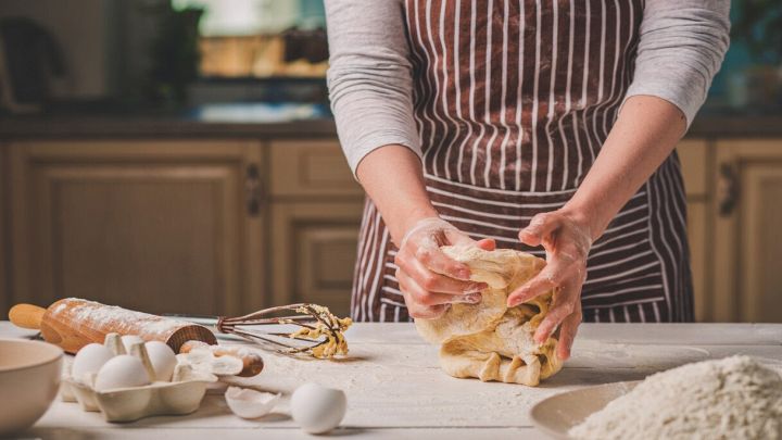 donna mani impastare pasta sul tavolo da cucina