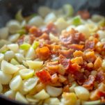 Padella con pancetta croccante, cipollotti e spinaci saltati.