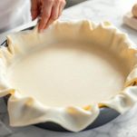 Tortiera foderata con pasta stesa e bucherellata sul fondo