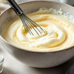 Uova e zucchero montati con fruste elettriche.