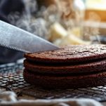 Torta al cacao raffreddata e tagliata in tre strati.