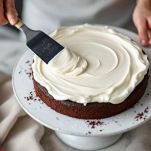 Torta Foresta Nera decorata con panna e ciliegie.