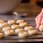 formare i biscotti alle mandorle