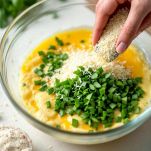 Parmigiano e basilico aggiunti a impasto per frittelle.