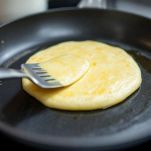 Frittata giapponese arrotolata in padella.