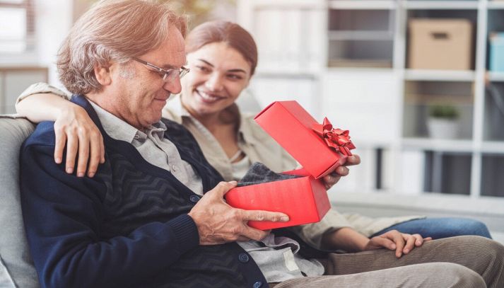 giovane figlia fa un regalo a suo padre