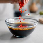 Ciotola con condimento giapponese a base di soia, mirin e sesamo.