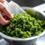 Alghe wakame scolate e asciugate su carta assorbente.