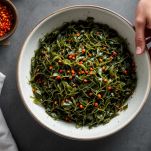 Alghe wakame mescolate con condimento in ciotola.