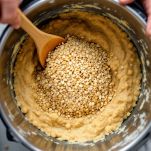 Semi di sesamo e girasole tritati su tagliere.