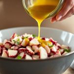 Ciotola con polpo marinato e condimento al limone.