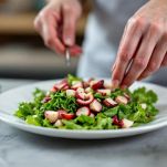 Insalata di polpo marinato servita su letto di verdure fresche.