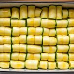 Involtini di zucchine e carne in pirofila pronti per il forno.