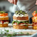 Panettone salato farcito a strati con creme e ingredienti.