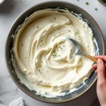 Crema di formaggio e panna con erba cipollina.