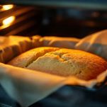 Plumcake che cuoce nel forno caldo.
