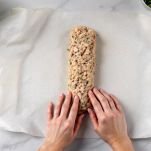 Impasto modellato in polpettone e avvolto.