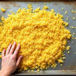 Risotto raffreddato su placca e sgranato in porzioni.