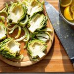 Fettine di carciofo immerse in acqua acidulata al limone.