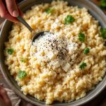 Risotto ai carciofi mantecato e lasciato riposare.