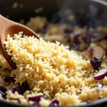 Riso che tosta nel soffritto dopo la sfumatura.