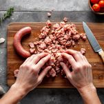 Salsicce sbriciolate dopo aver tolto il budello.