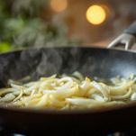 Cipolla sottile appassita in casseruola.