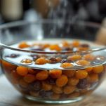 Uvetta ammollata e pronta per l’impasto.